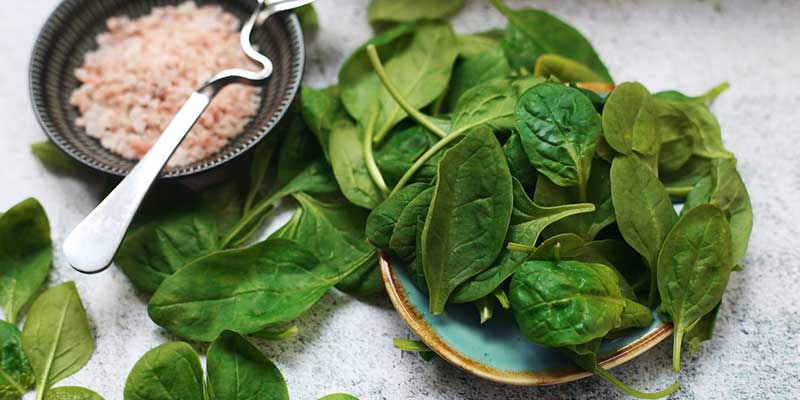 Spinach leaves on the table